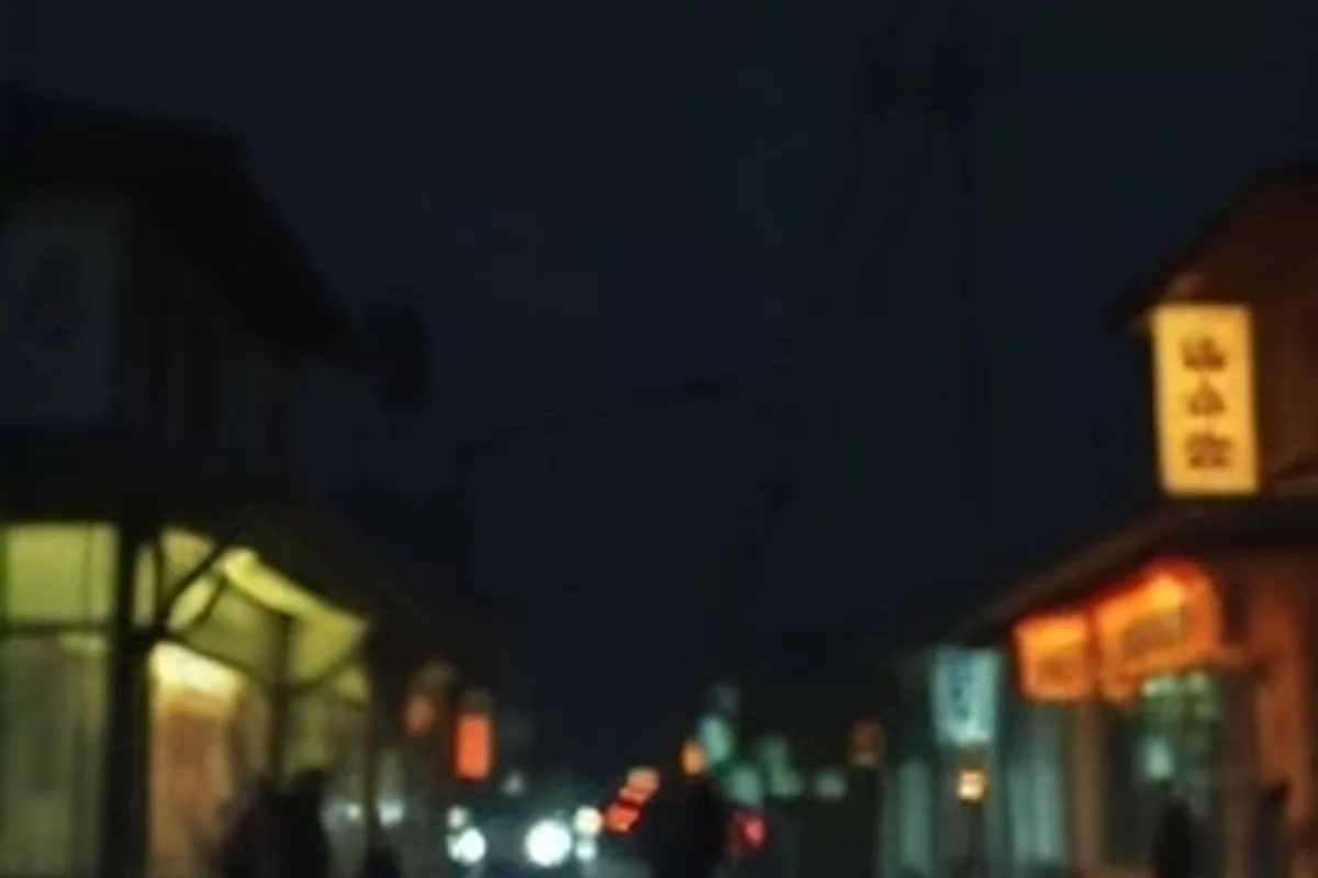 首页主推横版画面：夜色老街的路灯次第亮起，对应本期主推片单
